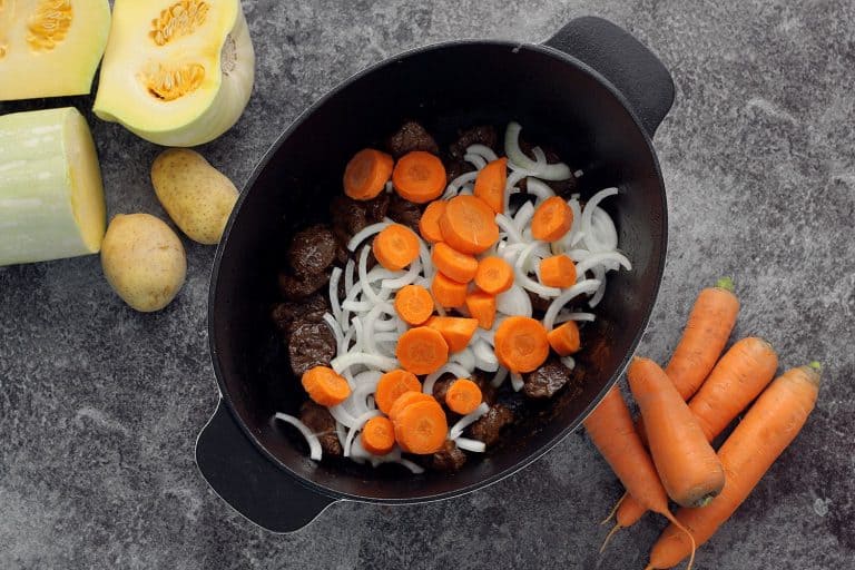 Hovězí stew s muškátovou dýní, mrkví a bramborami, dušené v troubě