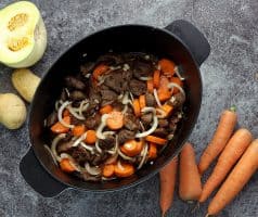 Hovězí stew s muškátovou dýní, mrkví a bramborami, dušené v troubě