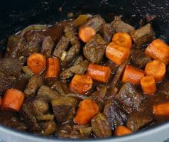 Hovězí stew s muškátovou dýní, mrkví a bramborami, dušené v troubě