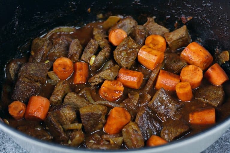 Hovězí stew s muškátovou dýní, mrkví a bramborami, dušené v troubě