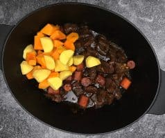 Hovězí stew s muškátovou dýní, mrkví a bramborami, dušené v troubě