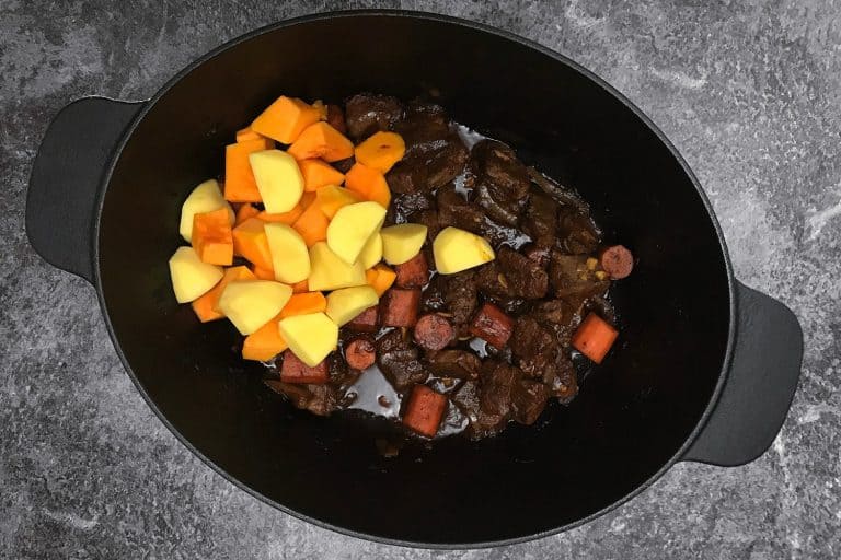 Hovězí stew s muškátovou dýní, mrkví a bramborami, dušené v troubě