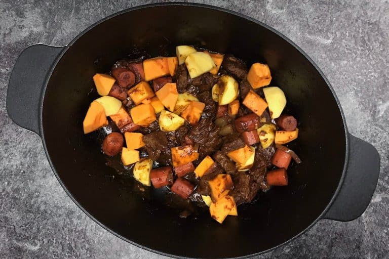 Hovězí stew s muškátovou dýní, mrkví a bramborami, dušené v troubě