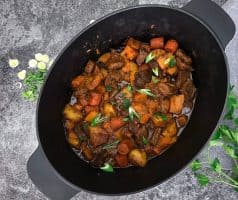 Hovězí stew s muškátovou dýní, mrkví a bramborami, dušené v troubě