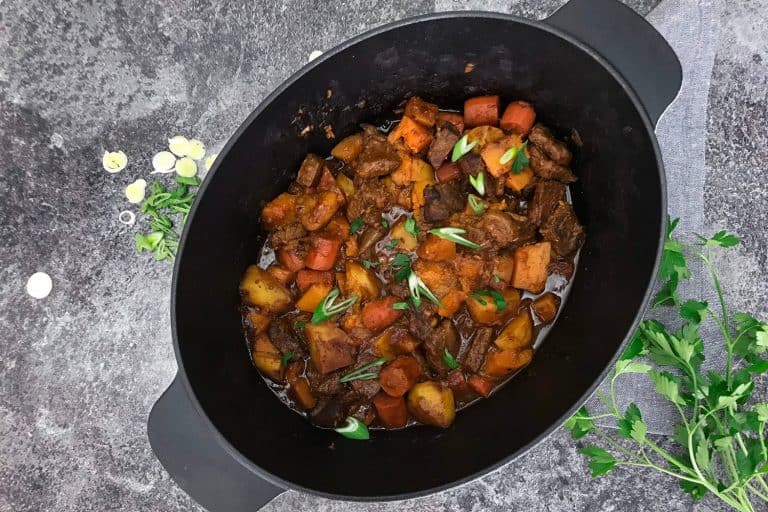 Hovězí stew s muškátovou dýní, mrkví a bramborami, dušené v troubě