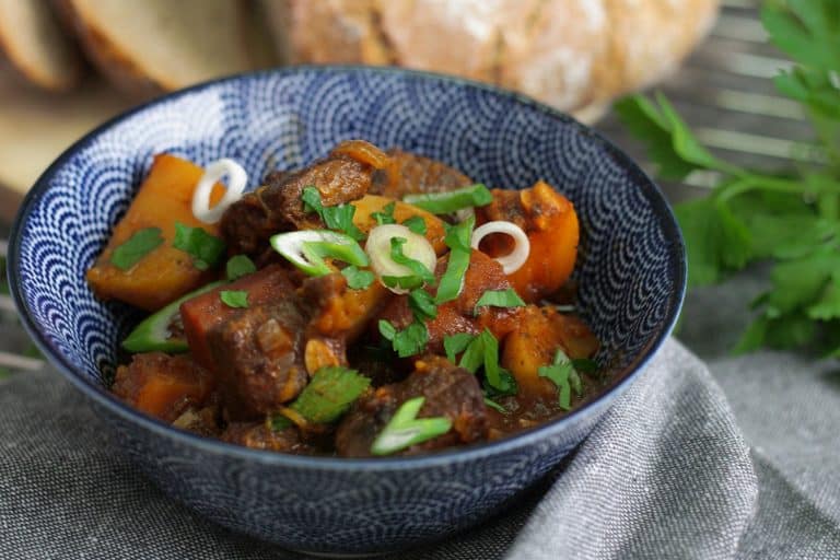 Hovězí stew s muškátovou dýní, mrkví a bramborami, dušené v troubě