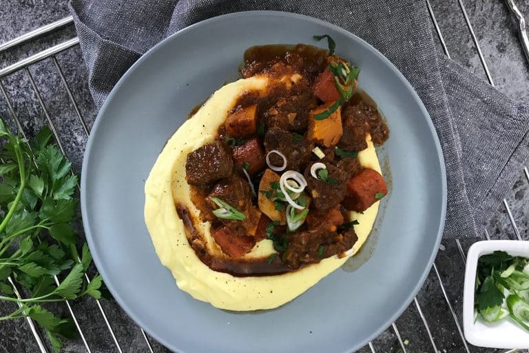 Hovězí stew s muškátovou dýní, mrkví a bramborami, dušené v troubě