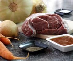 Hovězí stew s muškátovou dýní, mrkví a bramborami, dušené v troubě