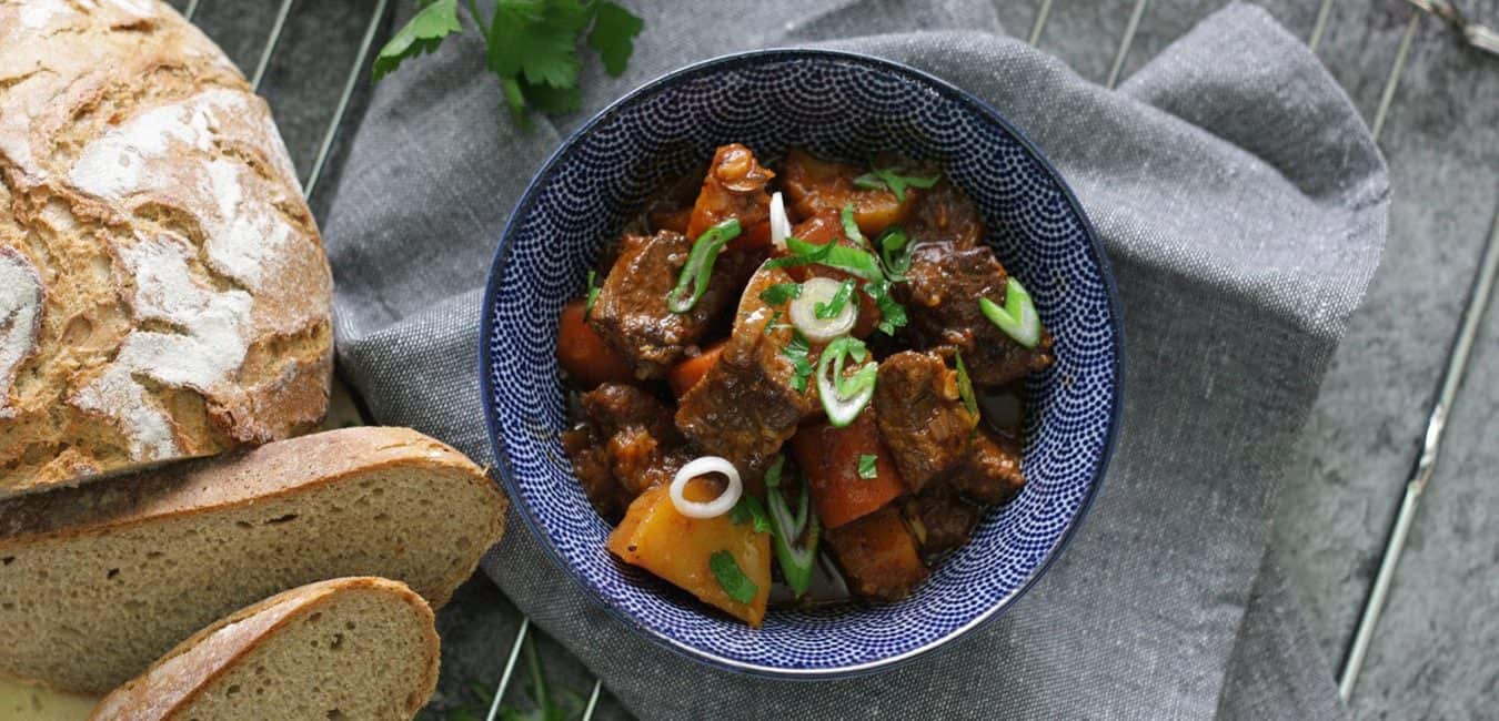 Hovězí stew s muškátovou dýní, mrkví a bramborami, dušené v troubě