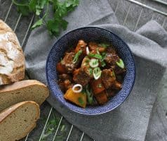 Hovězí stew s muškátovou dýní, mrkví a bramborami, dušené v troubě