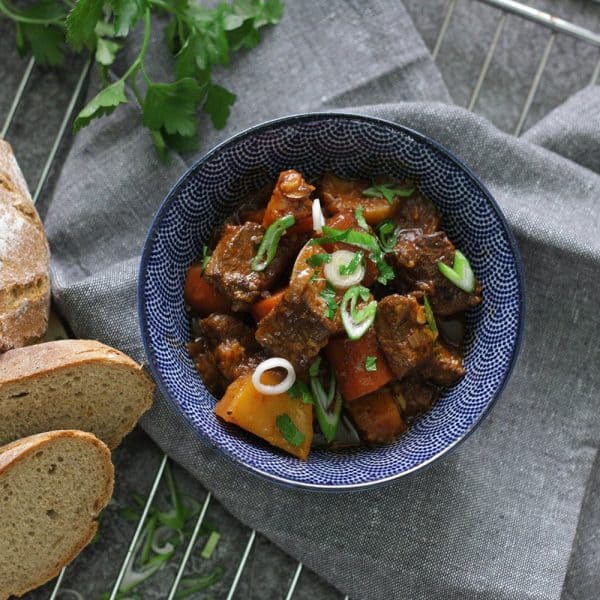 Hovězí stew s muškátovou dýní, mrkví a bramborami, dušené v troubě