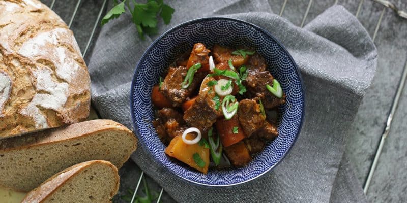 Hovězí stew s muškátovou dýní, mrkví a bramborami, dušené v troubě