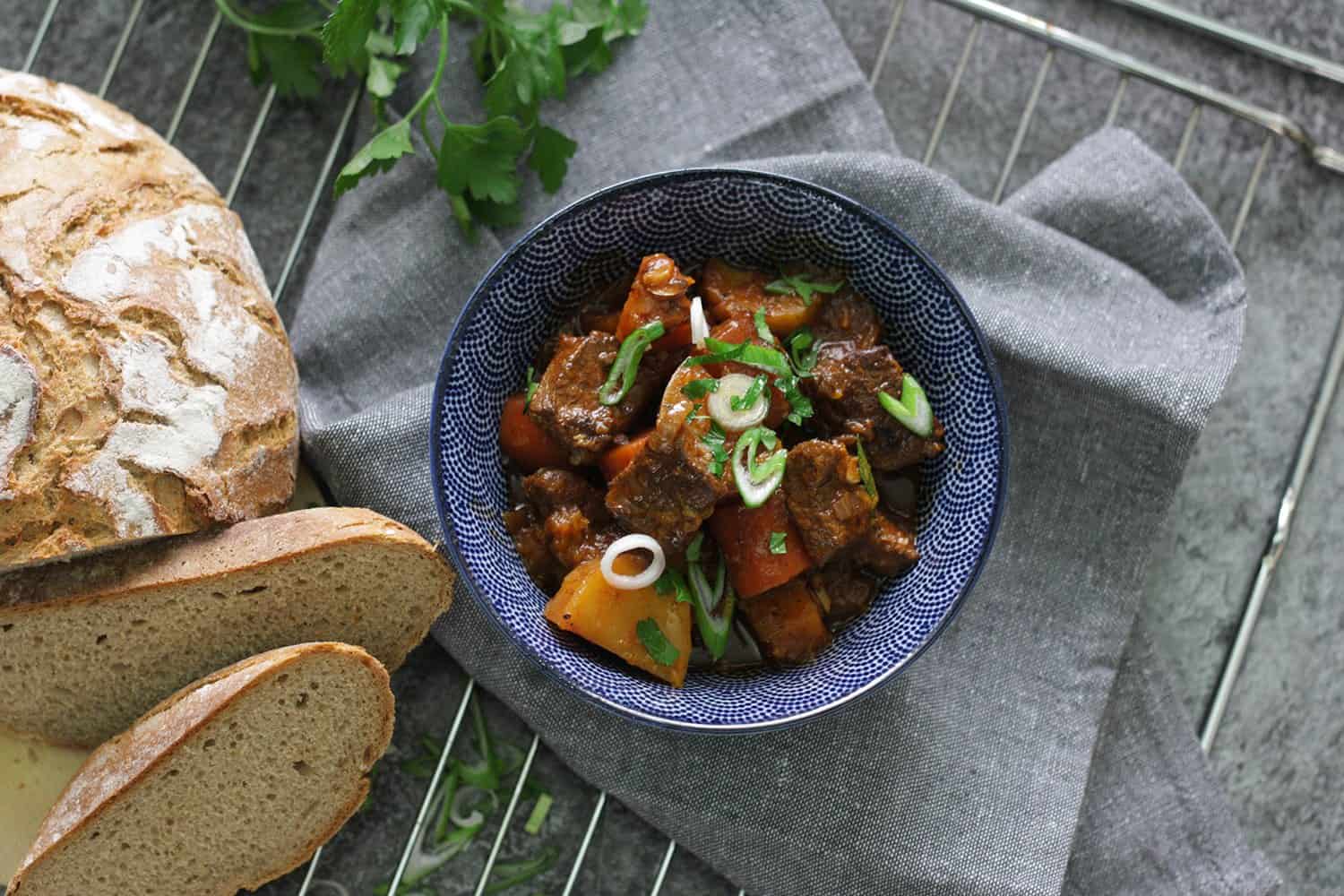 Hovězí stew s muškátovou dýní, mrkví a bramborami, dušené v troubě