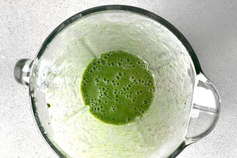 Zelené detoxikační smoothie z natí