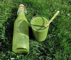 Zelené detoxikační smoothie z natí