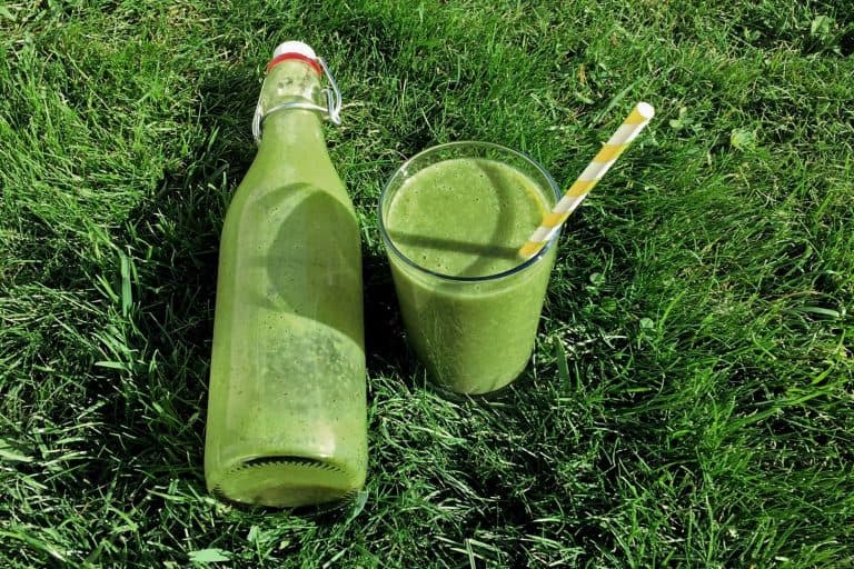 Zelené detoxikační smoothie z natí