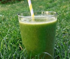 Zelené detoxikační smoothie z natí