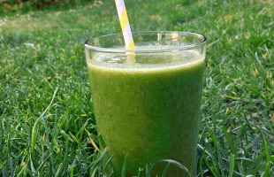 Zelené detoxikační smoothie z natí