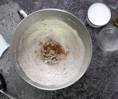 Domácí řecký pita chléb ze špaldové mouky