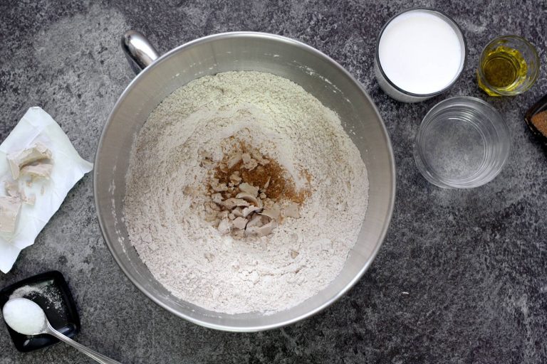 Domácí řecký pita chléb ze špaldové mouky