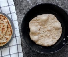 Domácí řecký pita chléb ze špaldové mouky