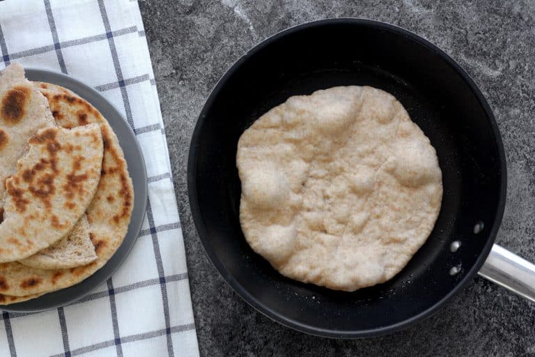 Domácí řecký pita chléb ze špaldové mouky