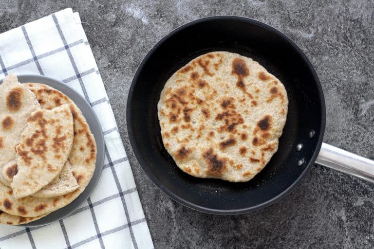 Domácí řecký pita chléb ze špaldové mouky