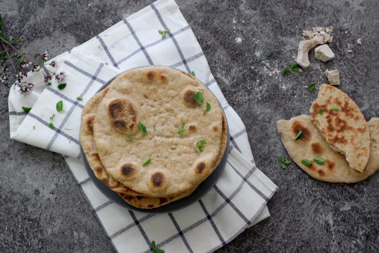 Domácí řecký pita chléb ze špaldové mouky