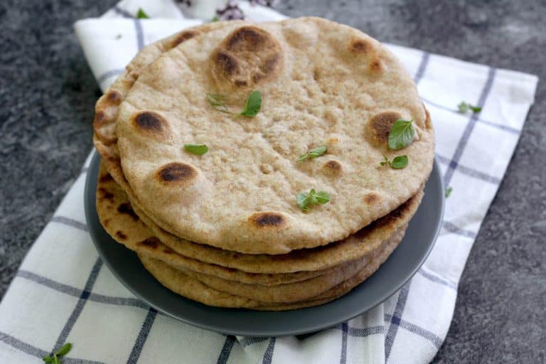 Domácí řecký pita chléb ze špaldové mouky