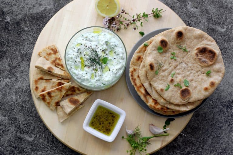 Domácí řecký pita chléb ze špaldové mouky