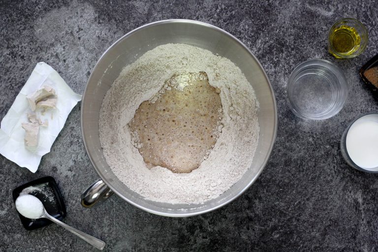 Domácí řecký pita chléb ze špaldové mouky