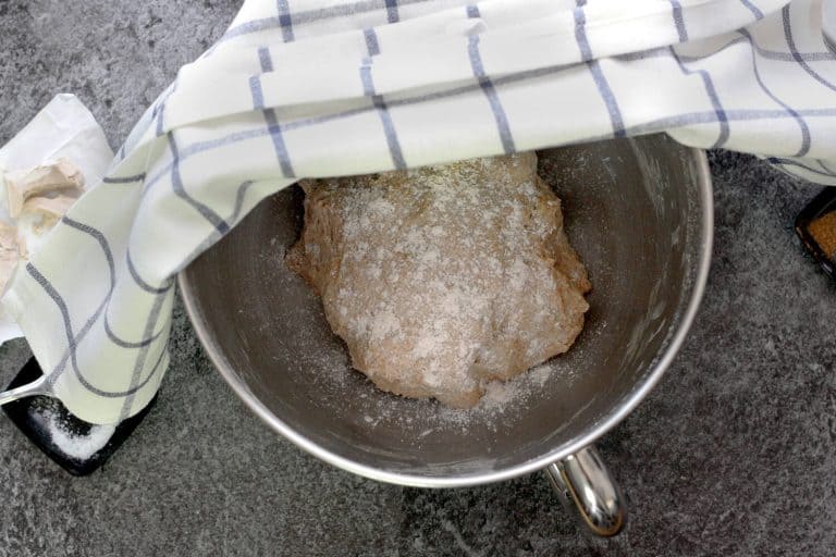 Domácí řecký pita chléb ze špaldové mouky