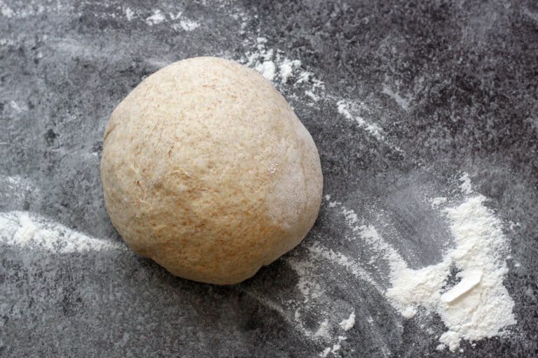 Domácí řecký pita chléb ze špaldové mouky