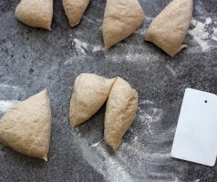 Domácí řecký pita chléb ze špaldové mouky