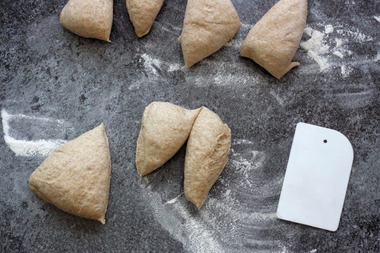 Domácí řecký pita chléb ze špaldové mouky