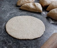 Domácí řecký pita chléb ze špaldové mouky
