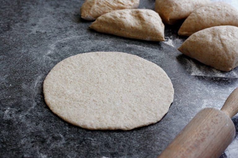 Domácí řecký pita chléb ze špaldové mouky