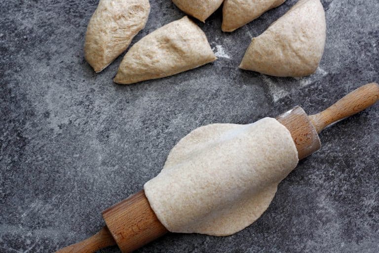 Domácí řecký pita chléb ze špaldové mouky