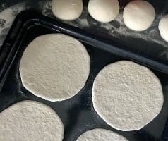 Domácí řecký pita chléb ze špaldové mouky