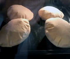 Domácí řecký pita chléb ze špaldové mouky