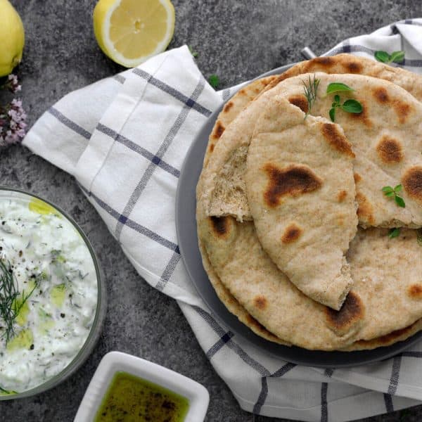 Domácí řecký pita chléb ze špaldové mouky