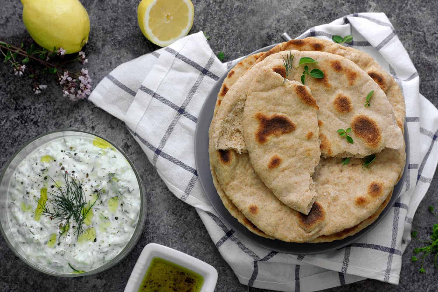 Domácí řecký pita chléb ze špaldové mouky