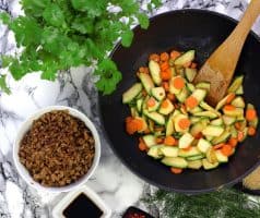 Korejské stir-fry z mletého masa a cukety