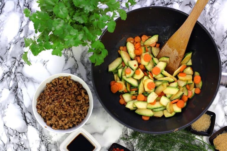 Korejské stir-fry z mletého masa a cukety