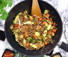 Korejské stir-fry z mletého masa a cukety