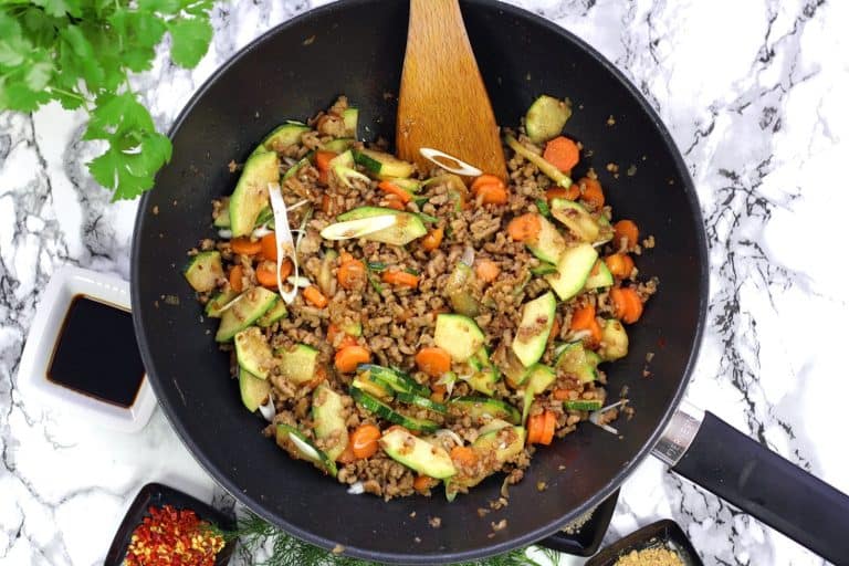 Korejské stir-fry z mletého masa a cukety