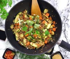 Korejské stir-fry z mletého masa a cukety
