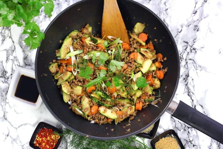 Korejské stir-fry z mletého masa a cukety