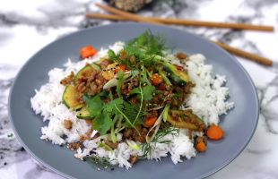 Korejské stir-fry z mletého masa a cukety