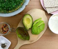 Snídaňový chlebíček s mascarpone a avokádem